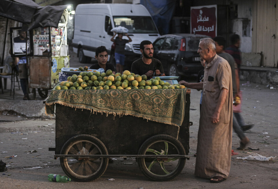 En fruktselger i Khan Younis, sør i Gaza. Bildet er tatt 2. november 2023.