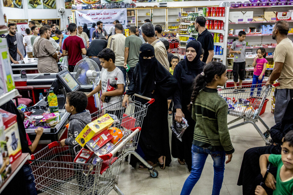 Folk handler ved et supermarked sist uke, men butikkhyllene blir stadig tommere. 2. november slapp en konvoi med 100 lastebilder inn på Gaza.