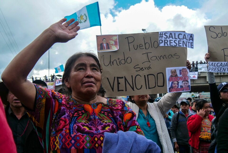 Urfolk blokkerte veier i den guatemalanske byen San Cristobal Totonicapan 4. oktober. Det med krav om at riksadvokat Consuelo Porras går av. Urfolket anklager Porras for å ha planlagt et påstått statskupp for å hindre den valgte presidenten fra å tiltre.