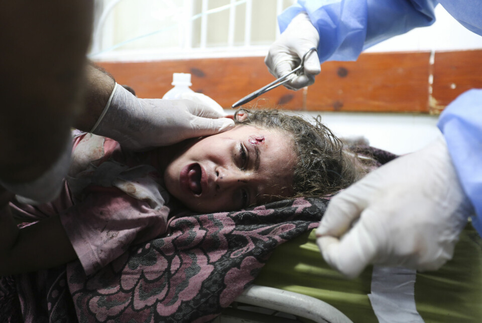 En palestinsk jente blir behandlet på et sykehus i Rafah på Gazastripen etter at hun ble skadd i et angrep 30. oktober.