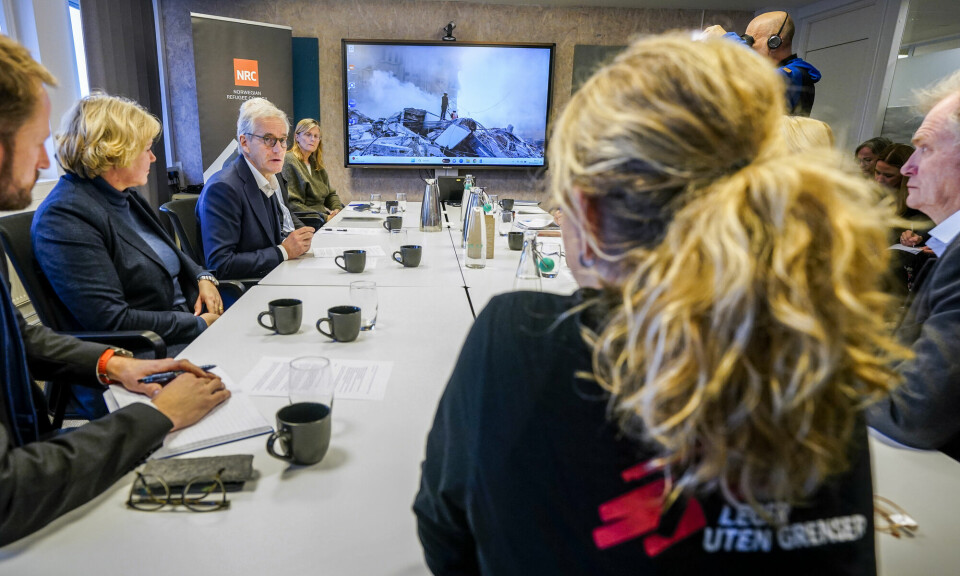 Flyktninghjelpen inviterte utviklingsminister Anne Beathe Tvinnereim (t.h.), statsminister Jonas Gahr Støre og humanitære organisasjoner som jobber på Gazastripen, til et møte om situasjonen i Gaza og Norges rolle. Her i Flyktninghjelpens lokaler i Oslo.