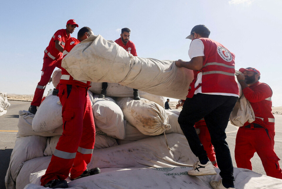 Ansatte i den egyptiske Røde Halvmåne koordinerer bistand til Gaza fra byen El Arish, ikke så langt fra grenseovergangen mellom Egypt og Gaza. Andre store hjelpeorganisasjoner har ikke tilgang byen, som er blitt det logistiske knutepunktet for nødhjelp til Gaza.