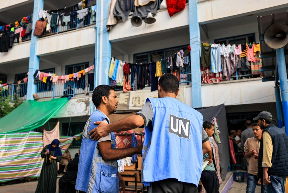 To UNRWA-ansatte snakker sammen utenfor en skole FN-organisasjonen har gjort om til en leir for internt fordrevne i Khan Yunis, sør på Gazastripen. Til sammen skal minst 92 av FN-organisasjonens ansatte være drept etter en måned med israelsk bombardement av Gaza.