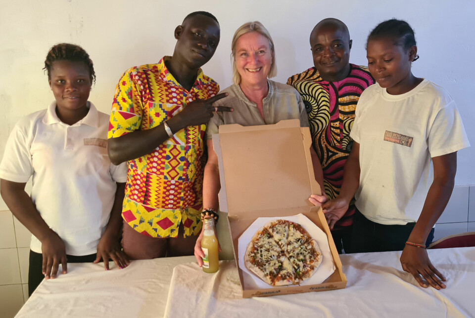 Wibeche A. Vinke (67) fra Nederland har bakgrunn fra hotell- og restaurantnæringen internasjonalt. Hun reiser stadig til Afrika (her i Benin) som frivillig for å gi råd og veiledning til små og mellomstore bedrifter.