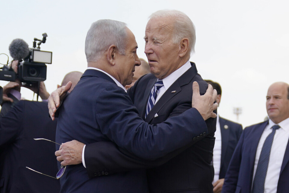 President Joe Biden (t.h.) ønskes velkommen av Israels statsminister Benjamin Netanyahu på Ben Gurion internasjonale flyplass da han ankom Tel Aviv 18. oktober for å vise støtte etter Hamas terrorangrep 7. oktober.