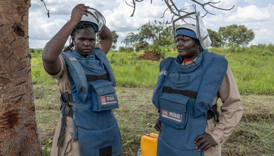 Esther Thongdiar (29 (t.h.) sammen og kollegaen Fadila Arasa (34) tar på seg skuddsikker vest, hjelm og annet utstyr som de trenger for å gjerne eksplosiver i marken. De begge kvinnene har jobbet som mineryddere i en årrekke for å hjelpe sitt folk til et tryggere liv.