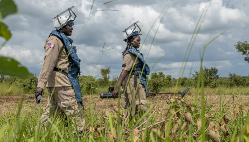 Minerydderne Fadila Arasa (34) (t.v) og Esther Thongdiar (29) på vei til enda et oppdrag. Her er de på jobb i landsbyen Ayii i delstaten Eastern Equatoria. Dette området, som ligger ved grensen til Uganda, er Sør-Sudans mest forurensede område.
