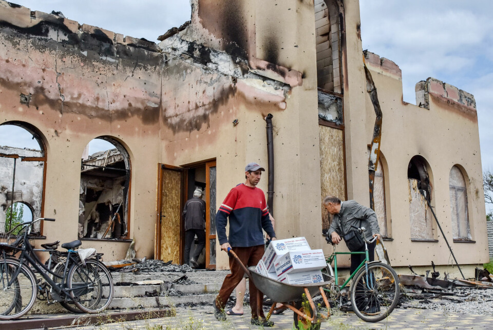 Innbyggere mottok nødhjelp fra et utbombet, lokalt bedehus i Orikhiv, Ukraina, 22. mai. 2023.