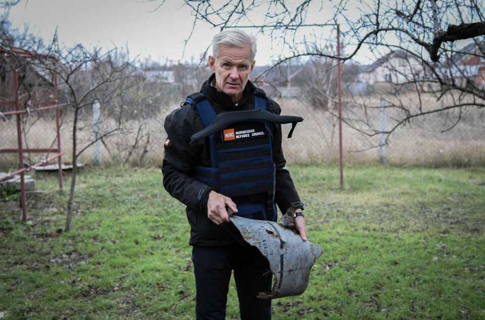 Flyktninghjelpens sjef Jan Egeland holder i restene av et russisk missil under et besøk i et boligområde i Kharkiv i Øst-Ukraina onsdag.