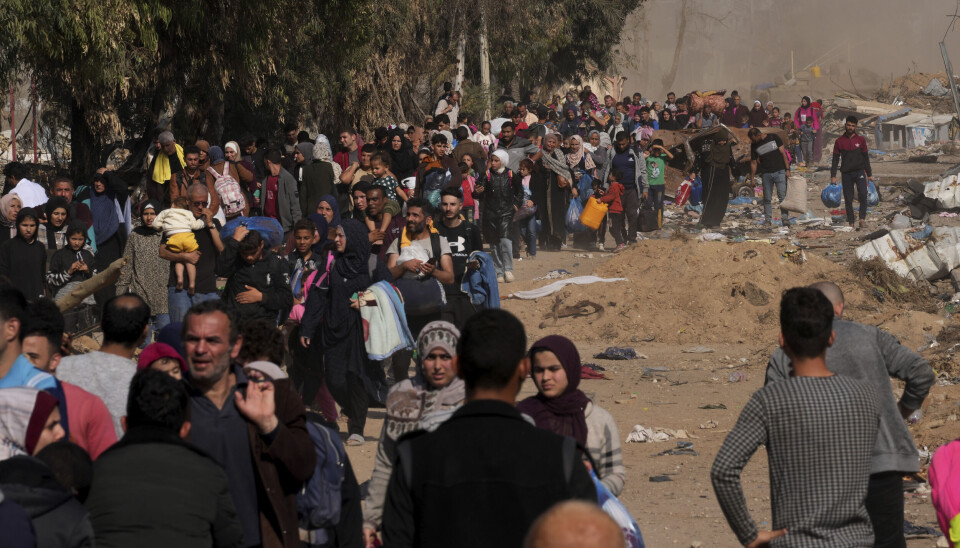 Palestinere flykter sørover på Gazastripen under et pågående israelsk bombeangrep lørdag. Palestinere flykter sørover på Gazastripen under et pågående israelsk bombeangrep lørdag.