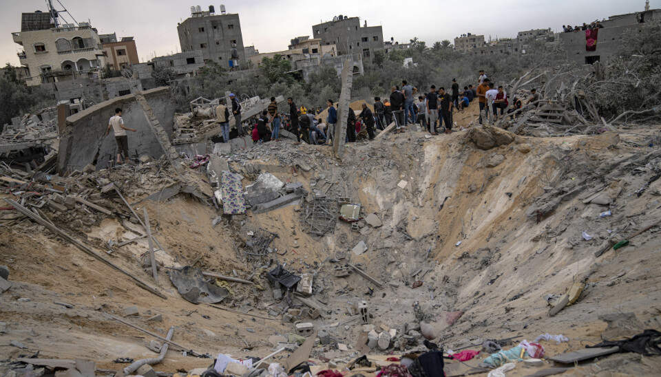 Palestinere leter etter overlevende etter et israelsk luftangrep i Khan Younis sør på Gaza-stripen søndag 12. november.