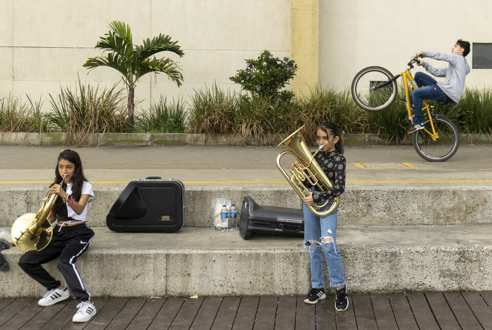 Barn øver på instrumentene sine i Armonia parken i bydelen Manrique.