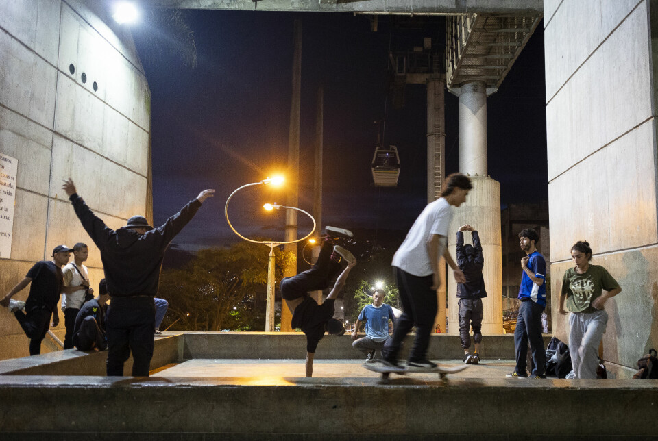 Barn og ungdommer møtes daglig under Santo Domingo Savio Metrocable-stasjon, nordøst i byen. De danser, skater, trener og
har det hyggelig.