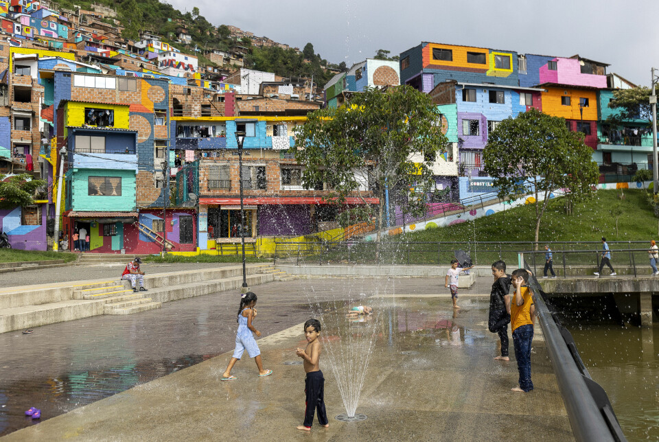 Barn leker i vannfontene i La UVA (Unidad de Vida Articulada) de la Armonía, en av Medellins mange offentlige parker.