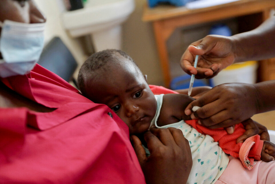 En sykepleier setter malaria-vaksine på et lite barn på Lumumba-sykehuset i Kisumu i Kenya i juli 2022. Nå har pilotprogrammet som har pågått siden 2019 resultert i at vaksinen distribueres til flere land.