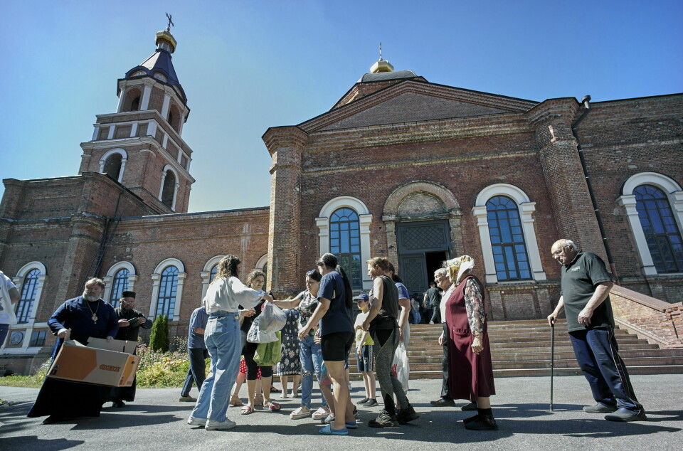 Distribusjon av nødhjelp ved en ortodoks kirke i Kharkiv, Ukraina.