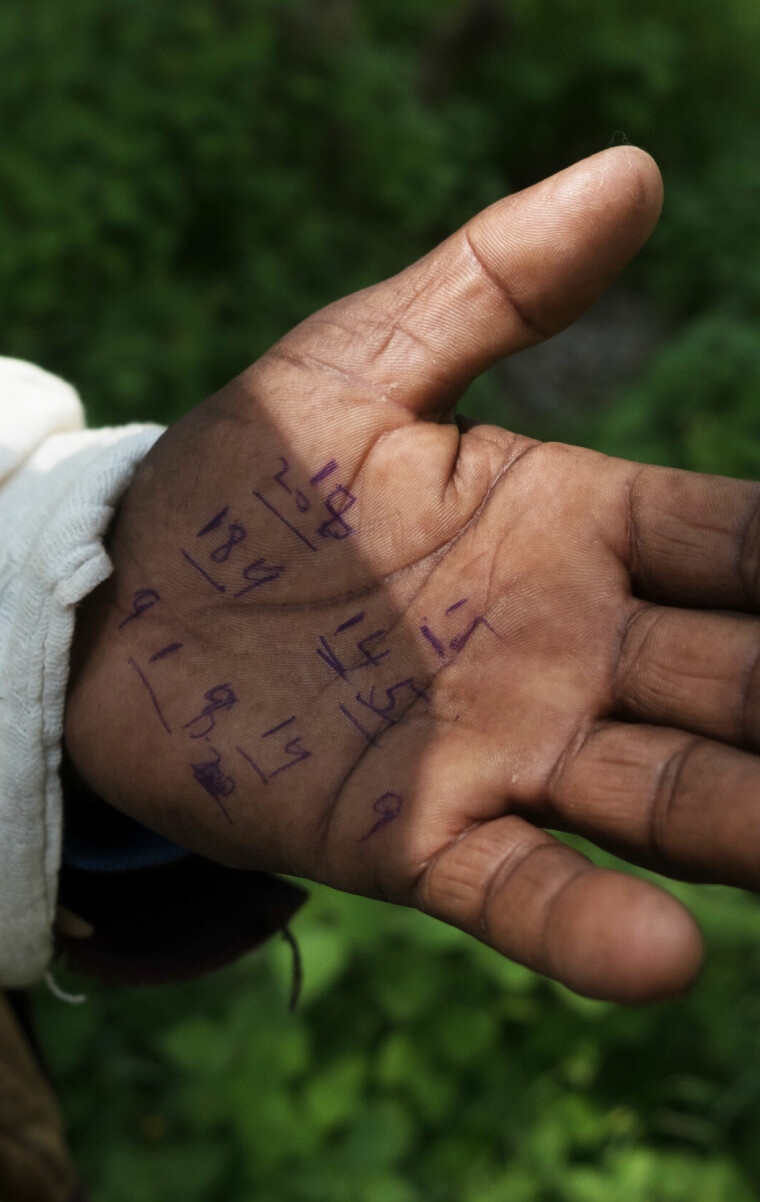 On his hand, Melake Selam notes the number of people killed by Eritrean militias in his village. The first day, he says, four people died.  The next day, 11. Then 19, then 9, then 18. The foreign soldiers shot young men, but also women, children and the elderly.  In October 2022, Eritrean troops massacred civilians in Maryam Shewito district for seven days, killing hundreds of civilians. That same morning, the African Union announced the start of peace negotiations. 17.09.23 Maryam Shewito, 17.09.23