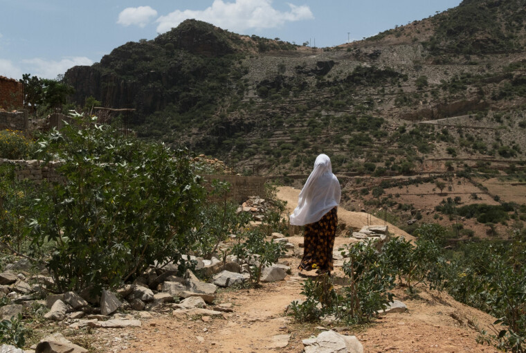 Ruten hun tar for å skaffe mat til familien sin er farlig, men 27-åringen, som nå bor i et eritreisk okkupert område, forteller at hun ikke har noe annet valg.