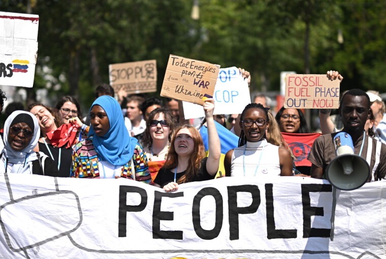 Unge klimaaktivister protesterte under FNs klimaforhandlinger i Bonn i sommer. Nå er verdens ledere og sivilt samfunn på nytt samlet, denne gangen til klimatoppmøtet COP28 i Dubai.