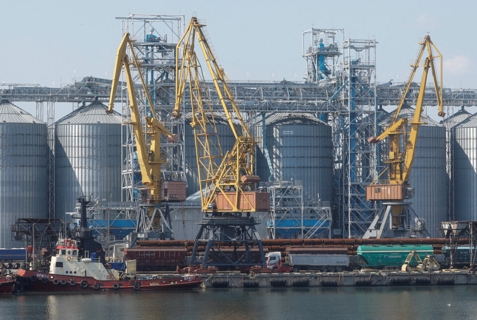 Enorme siloer for lagring av korn preger havnen i Odesa, men siloene er i stadig økende grad blitt et mål for Putins droner og raketter. (Bildet er fra august 2022 da Black Sea Grain-avtalen nettopp var framforhandlet med hjelp fra Tyrkia og FN.)
