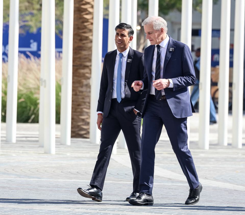 Storbritannias statsminister Rishi Sunak og statsminister Jonas Gahr Støre ankommer åpningsmøtet under FNs klimakonferranse i Dubai.
