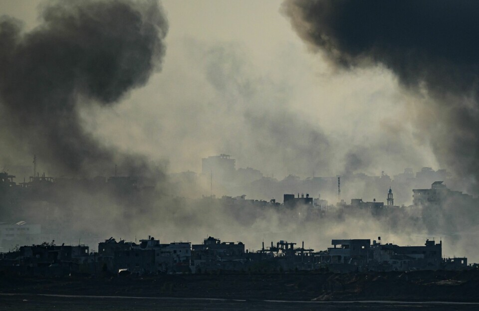 Røyk stiger opp fra bygninger sør på Gaza-stripen 2. desember, etter at våpenhvilen ble brutt og Israel på nytt startet kraftige bombeangrep mot de tettbefolkede områdene.