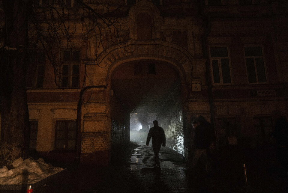 Mørkt i sentrum av Ukrainas hovedstad under et av de mange strøbruddene etter Russlands invasjon.