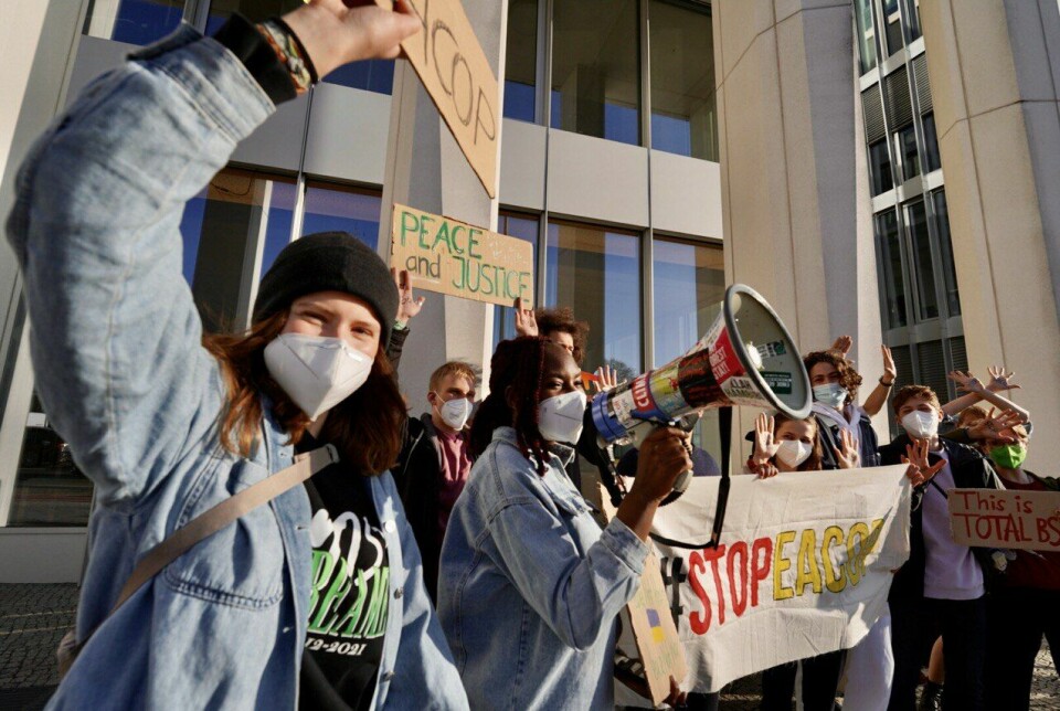 Hilda Flavia Nakabuye (i midten) deltar i protest mot den kontroversielle oljeledningen EACOP. Protesten ble holdt foran hovedkontoret for Total Energies i Berlin.