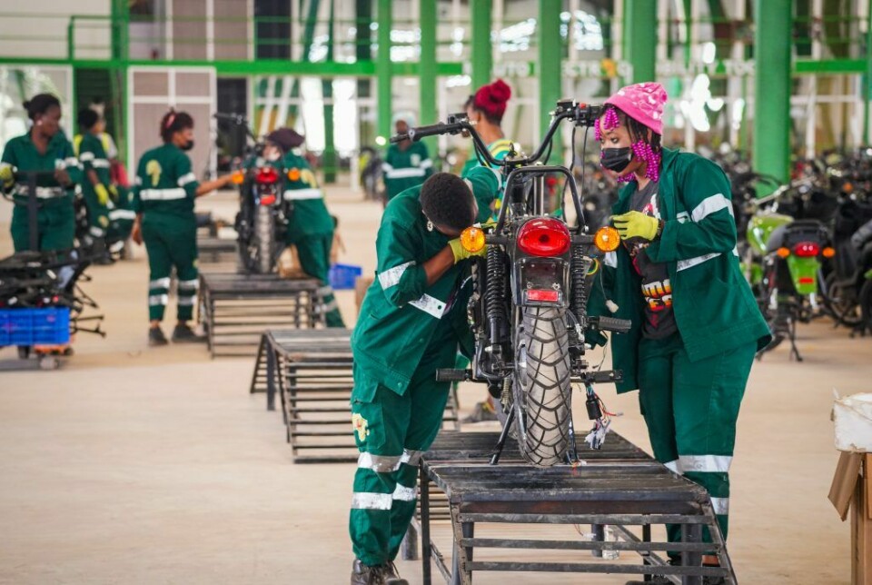 Bilde fra den svenskeide fabrikken Roam i Nairobi. Det er Øst-Afrikas største fabrikk for e-kjøretøy og er en av kontinentets ledende prosenter av e-motorsykler.