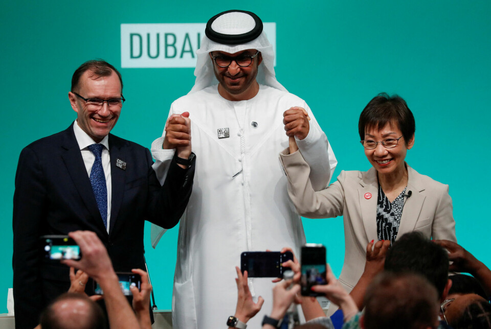 Utenriksminister Espen Barth Eide poserer for fotografene sammen med De forente arabiske emiraters møteleder Sultan Ahmed Al Jaber og Singapores miljø- og bærekraftsminister Grace Fu på en pressekonferanse sist uke.