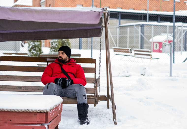 Moayad Salami (36) har bodd på mottakssenteret i Joutseno i Finland siden november. Han håper at han får bli i landet og kan skape et nytt liv for familien sin der.