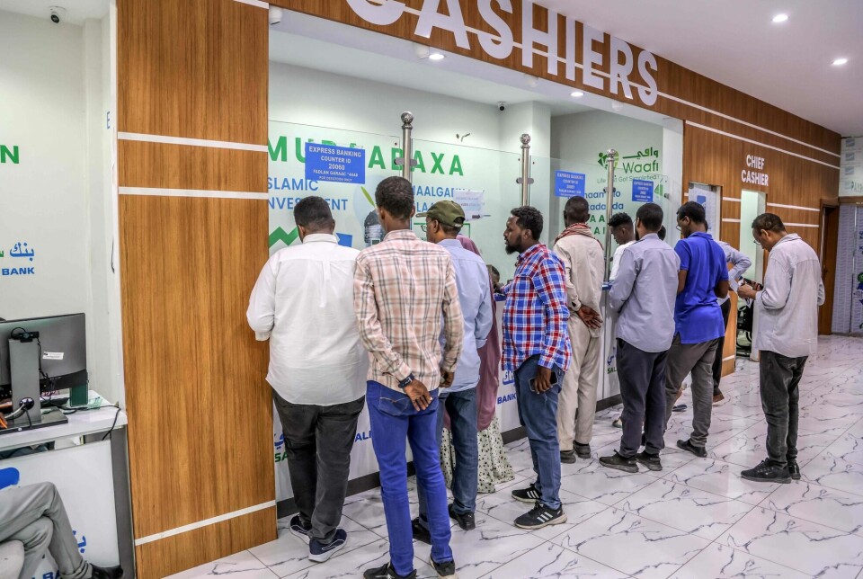 Folk står i kø for å få tilgang til banktjenester i Salaam Bank i Mogadishu 14. desember. Mindre gjeld vil kunne bidra til at Somalia lettere vil kunne skape økonomisk vekst og utvikling.