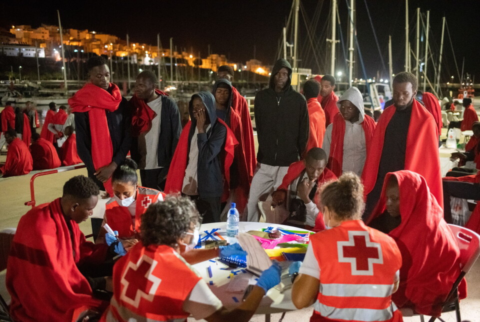 Hjelpearbeidere fra Røde Kors tar imot en gruppe på 80 migranter som forsøkte å nå Fuerteventura i en åpen småbåt i oktober i år. Det er den såkalte vest-afrikanske ruten over til Kanariøyene i Spania som har sett størst økning i migranter i 2023.