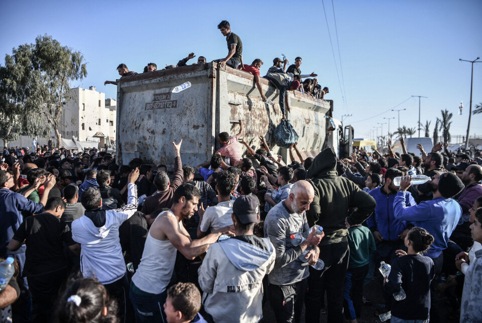 I Rafah strømmet folk til lastebilene som fraktet drikkevann inn til Gaza 11. desember. Situasjonen på Gazastripen har preget verdens største flyktningkonferanse, «Global Refugee Forum» i Genève denne uken.