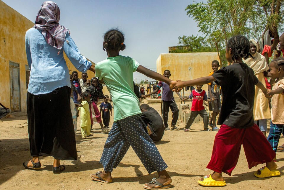 Barn leker i en leir for internt fordrevne i al-Suwar, omtrent 15 kilometer nord for Wad Madani, i juni i år. Kampene i Sudan mellom den regulære hæren, ledet av Abdel Fattah al-Burhan, og de paramilitære Rapid Support Forces (RSF) har ført til en omfattende humanitær krise som rammer barn særlig hardt.