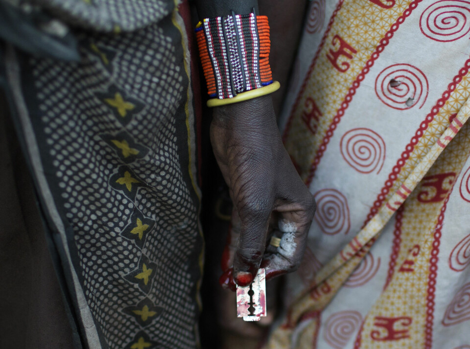 En kvinne holder et barberblad etter å ha omskåret fire jenter i en landsby i Kenya. Til tross for at praksisen har vært forbudt i landet siden 2011 er kvinnelig kjønnslemlestelse fortsatt utbredt på deler av landsbygda i Kenya. I forrige uke ble en politimann som hjalp noen unger jenter angrepet og drept av en rasende mobb.
