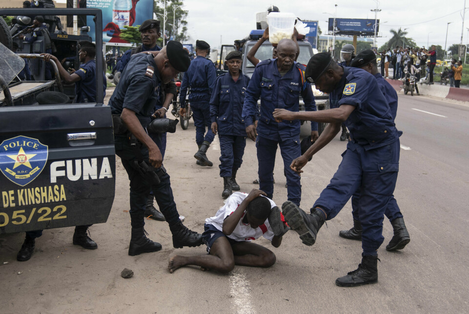 En opposisjonstilhenger blir sparket av kongolesisk politi under en demonstrasjon mot valgresultatet i hovedstaden Kinshasa 27. desember. Det har vært flere sammenstøt mellom demonstranter og politiet de siste ukene.