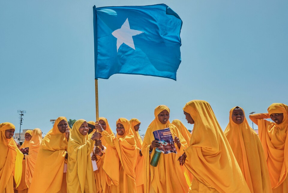Studenter løfter Somalias flagg under en demonstrasjon mot havneavtalen som ble signert mellom Etiopia og utbryterregionen Somaliland. Somaliske myndigheter har uttalt at man akter å forsvare eget territorium og har stemplet avtalen som «en aggresjon».