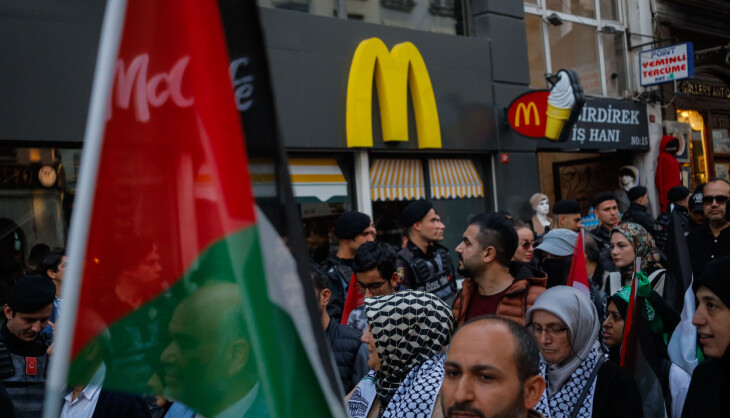 Det spres budskap i sosiale medier om å boikotte Israel og kjeder som det påstås at støtter Israel. Bildet er fra en demonstrasjon i Istanbul mot McDonald's, som har en franchise i Israel som angivelig skal ha gitt gratis mat til det israelske forsvaret. Kjeden sier selv at de er rammet av feilinformasjon.