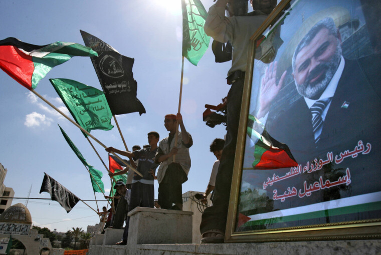 Hamas-leder Ismail Haniya (på plakaten) og andre i ledelsen er gjentatte ganger avbildet sammen med Dansk Velgørenheds Halvmåne de siste årene.