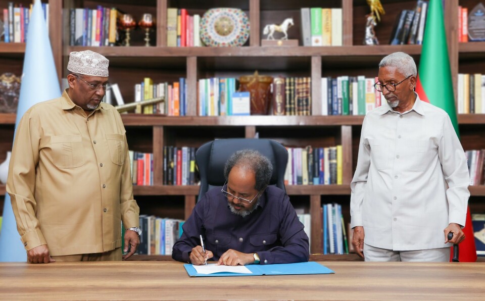 Somalias President har reagert kraftig på avtalen mellom Etiopia og Somaliland. Først kalte Hassan Sheikh Mohamud Somalias ambassadør hjem fra Etiopia. Nå har han signert en lov som somaliske myndigheter mener opphever avtalen.