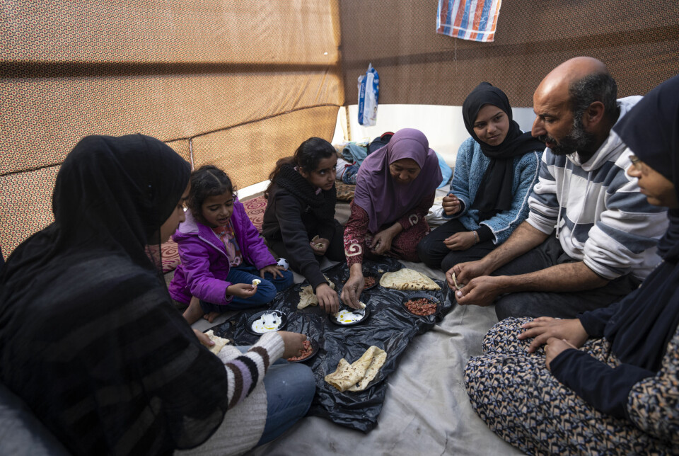 Abu Jarad-familien har flyktet fra det nordlige Gaza. Her spiser de frokost i en provisorisk teltleir i Muwasi, sør på Gazastripen.