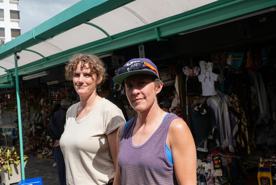 Turistene Jessica (37) og Krystal Hawksworth (40) fra Vancouver Island visste ikke hva som ventet dem da de landet i Ecuadors hovedstad etter rolige dager på Galapagos.