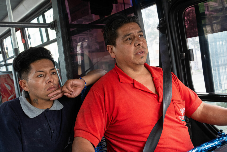 Med sin tomme buss, er Freddy Guañuna (45) blant de mange ecuadorianerne som nå rammes økonomisk av sikkerhetssituasjonen. Nesten ingen betalende har hoppet på bussen i dag, men sammen med medhjelper René Maza (32) kjører bussjåføren trofast gjennom Quito.
