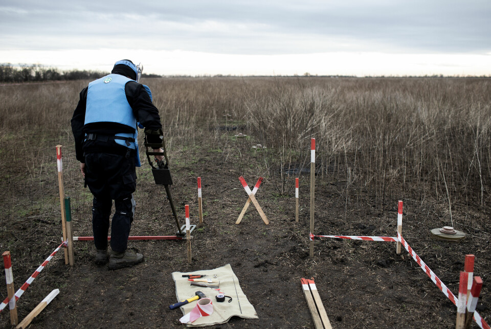 Ukrainske myndigheter har tildelt Norsk Folkehjelp oppgaven med å rydde et jordbruksområde på 350 000 kvadratmeter nær landsbyen Liubomyrivka. I det enorme åkerlandskapet ligger stridsvogn-miner på rekke og rad, hastig spredd ut over før russske styrker måtte trekke seg tilbake fra området