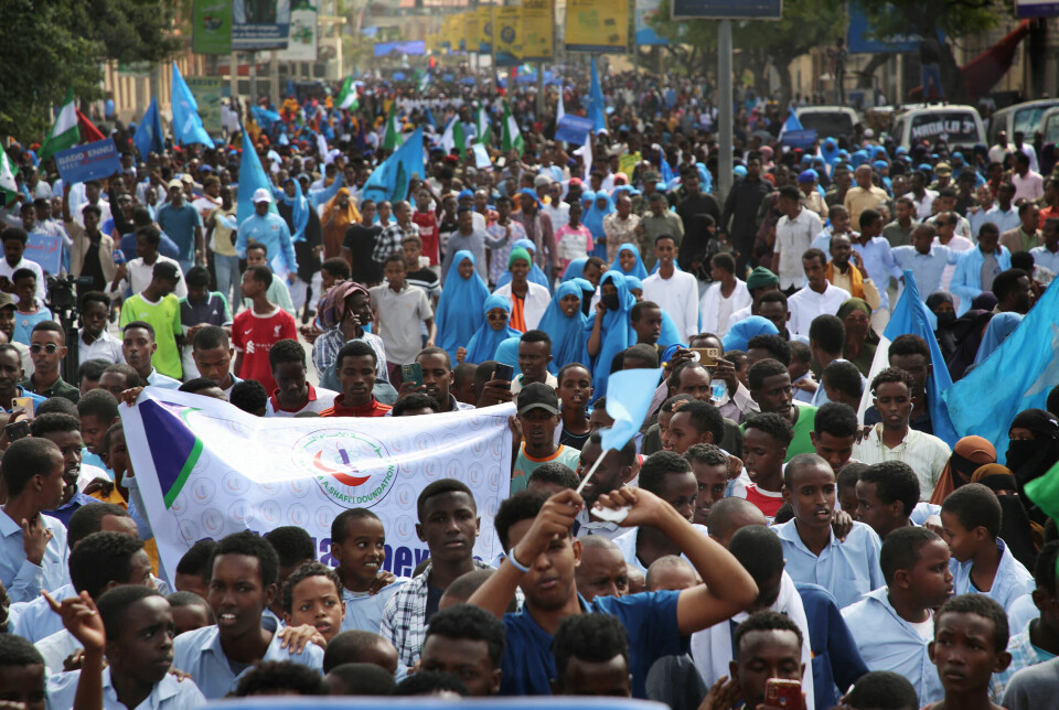 Tusener protesterte i Somalias hovedstad Mogadishu i går. Demonstrantene var tydelig på at den omstridte havneavtalen mellom Etiopia og Somaliland, som erklærte seg uavhengig fra Somalia i 1991, er ugyldig i henhold til Somalias grunnlov.