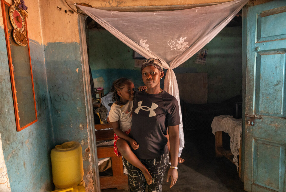 Fatuma Nakato (22), sammen med sin datter. De siste tre årene har hun sydd klær på dagtid og solgt chips på kveldstid. I desember mistet hun begge jobbene og dermed all inntekt.