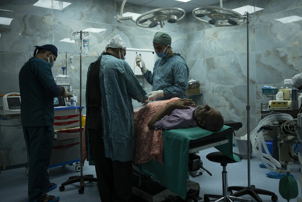 Dr. Suhaib Alhamss, direktør ved Kuwaiti-sykehuset i Rafah, utfører kirurgi på en pasient 11. januar. Mens Rafahs befolkning vokser med internt fordrevne, har Alhamss kjempet for å redde liv de første 100 dagene Israel-Hamas-krigen.