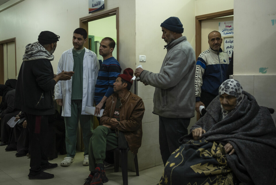 Suhaib Alhamss snakker med pasienter utenfor røntgenavdelingen ved sykehuset.