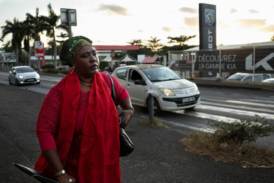 Mounira på vei til prefekturet i Mamoudzou for å søke om asyl. Hele veien fra hjemmet Kawéni-slummen er frykten tilstede for å bli pågrepet av grensepolitiet og deportert.